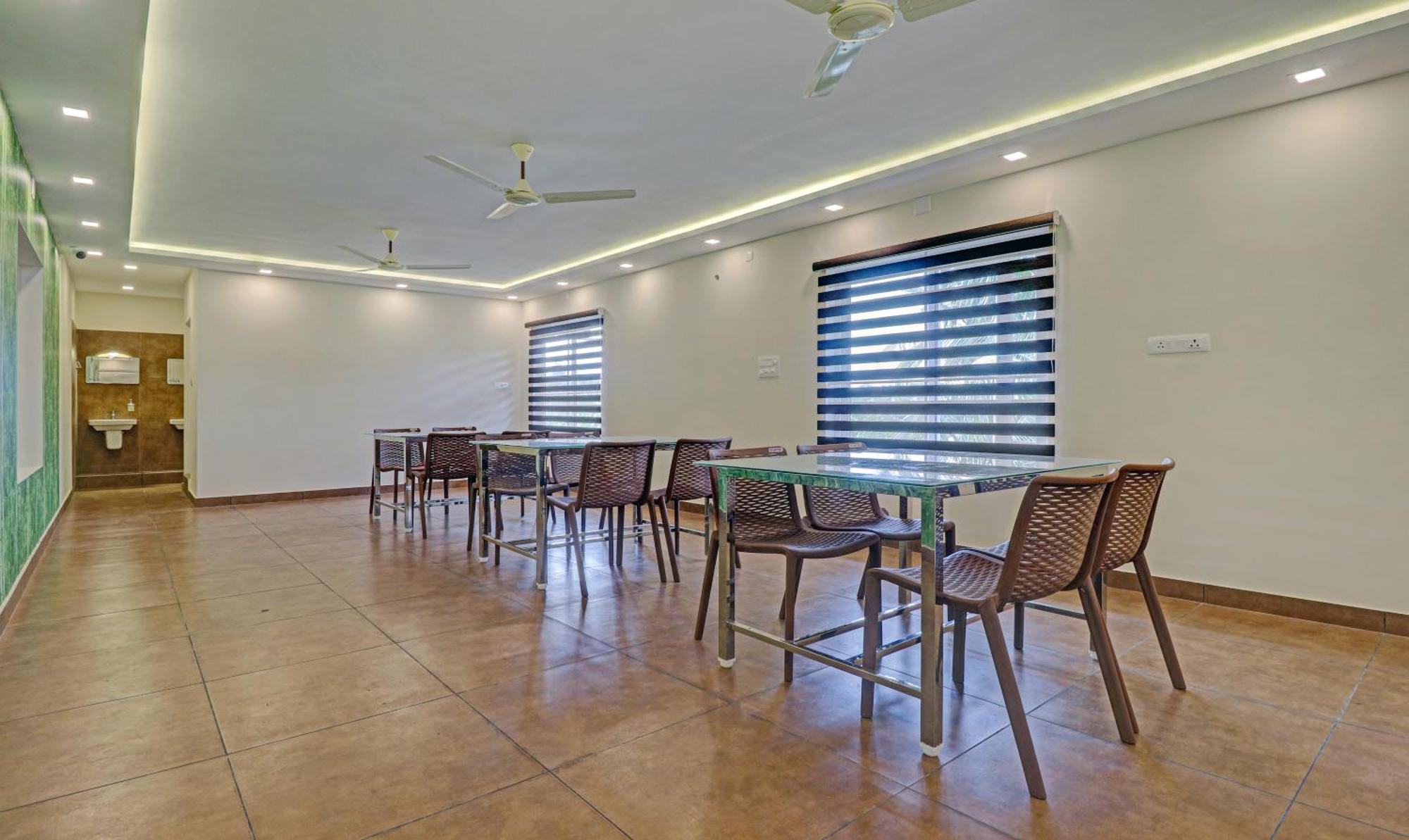Treebo Golden Terminal, Kochi Airport Hotel Екстериор снимка