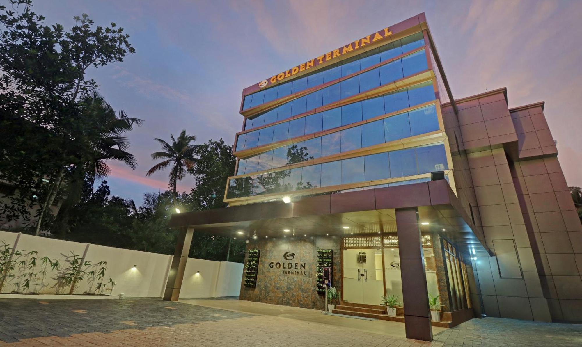 Treebo Golden Terminal, Kochi Airport Hotel Екстериор снимка